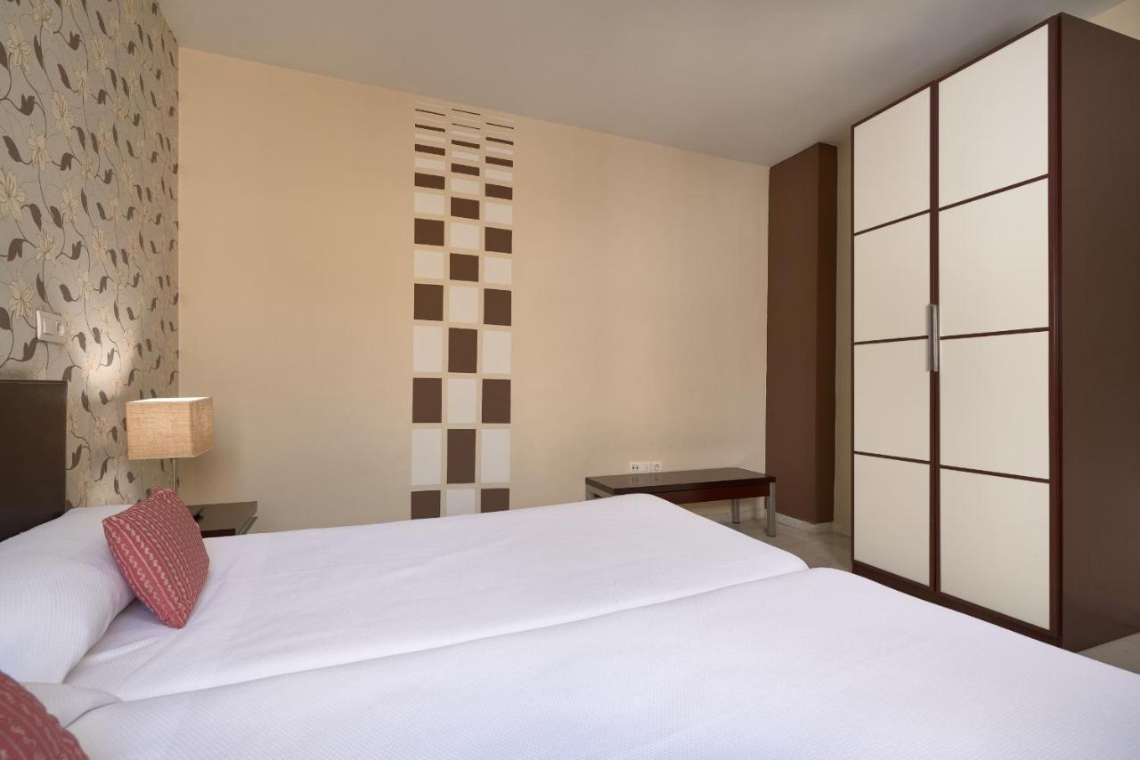 Apartamentos Las Cruces Seville Luaran gambar